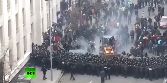 Des manifestants utilisent un bulldozer pour repousser la police
