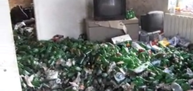 Un appartement rempli de cadavres de bière