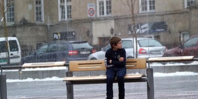 Des Norvégiens aident un enfant seul sans manteau et dans le froid