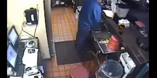 Un employé de Pizza Hut fait pipi dans l’évier