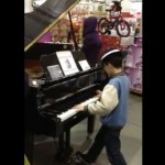 jeune-pianiste-magasin-prodige-bluffant