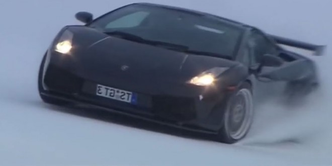 Lamborghini Gallardo sur une piste de ski