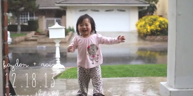 Une petite fille découvre la pluie