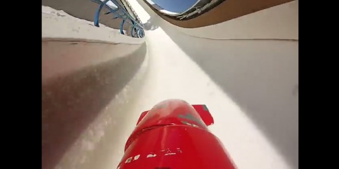 Descente en bobsleigh avec une GoPro sur le pilote