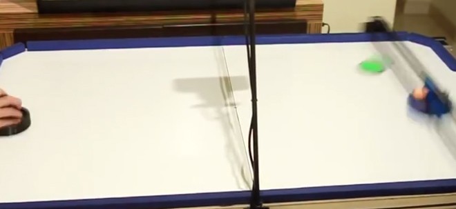 Un robot imbattable au air hockey