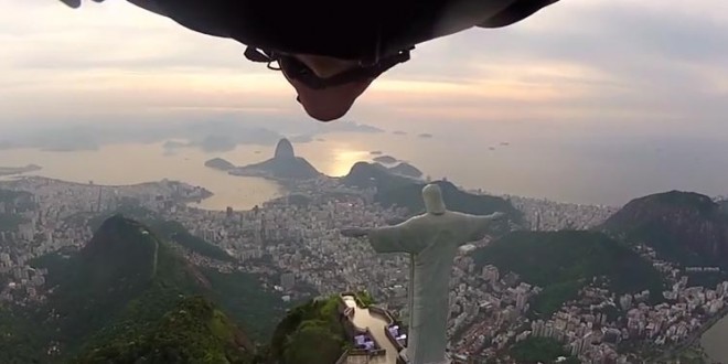 Ils frôlent la statue du Christ Rédempteur en wingsuit à Rio