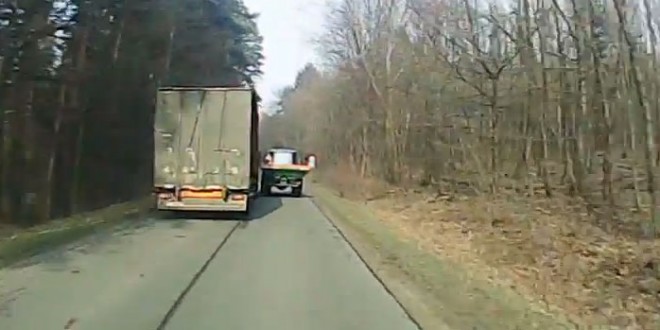 Un camion dépasse et shoot un tracteur