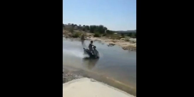 Il fait un drift en scooter sur une flaque d’eau