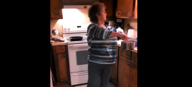 Une mamie danse en cuisinant