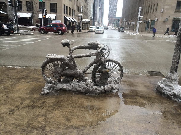 Un vélo prit par les glaces