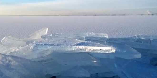 Des mouvements de glace sur un lac gelé