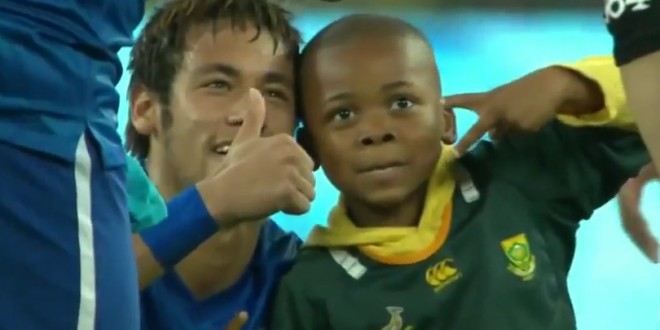 Neymar fête un enfant sud-africain après un match