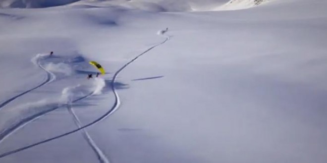 Wingsuit à la montagne au-dessus des skieurs