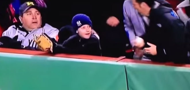Un homme pique la balle de baseball d’un enfant