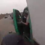 camion-ouvre-portiere-pendant-motard-double