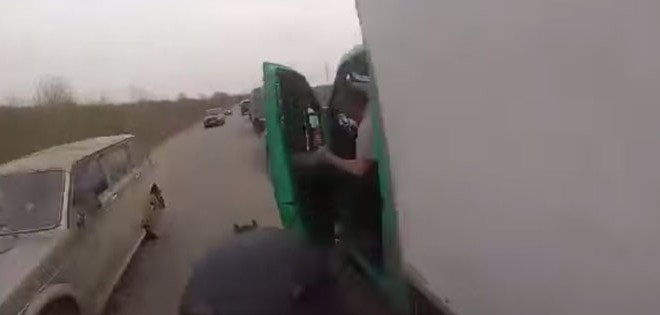 Un motard se prend la portière d’un camion