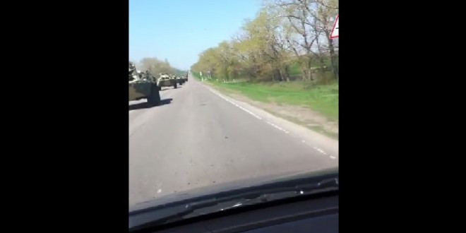 Des véhicules blindées russes roulent vers l’Ukraine
