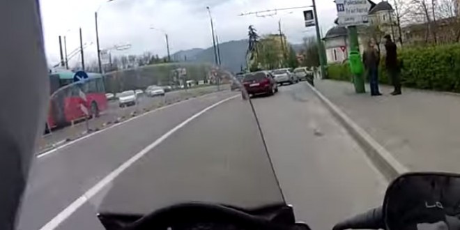 Un homme à scooter aide un homme à rattraper son bus