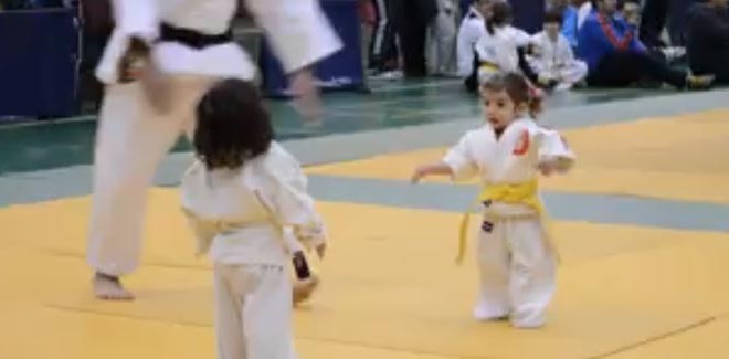 Un combat de judo entre deux petites filles