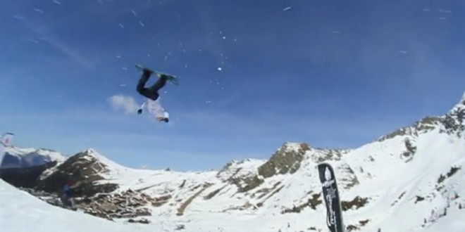 Un snowboarder fauche deux skieurs