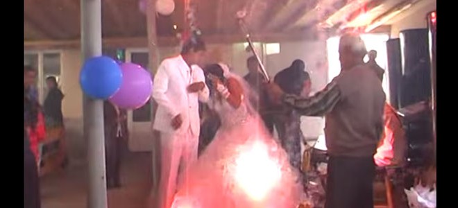 Un mariage roms avec des feux d’artifice en intérieur