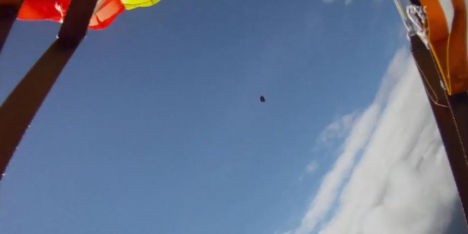 Un parachutiste croise une météorite