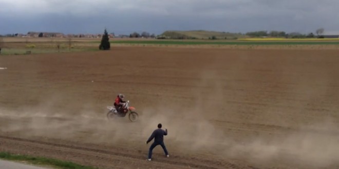Un agriculteur furieux contre des moto cross