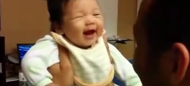 Un papa comblé en voyant son bébé rigoler pour la première fois
