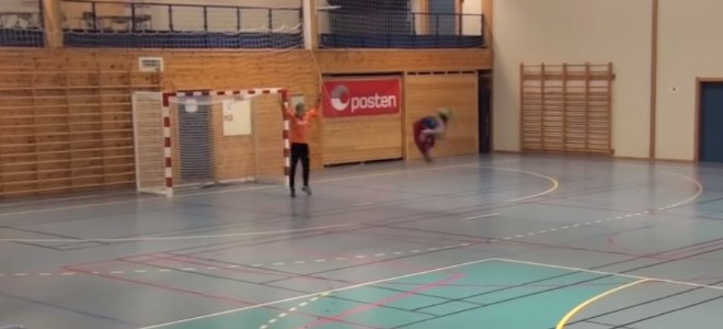 Il marque un but au handball en faisant un salto