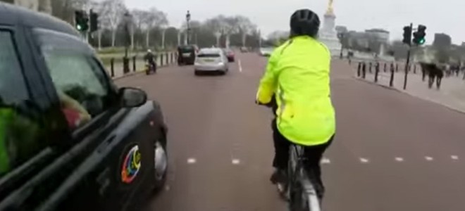 Un motard fait chuter un cycliste