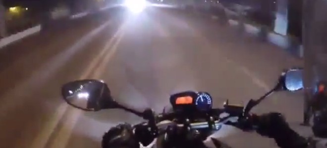 Un motard ébloui par les phares percute une voiture