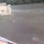 video-insolite-camion-roule-riviere-eau