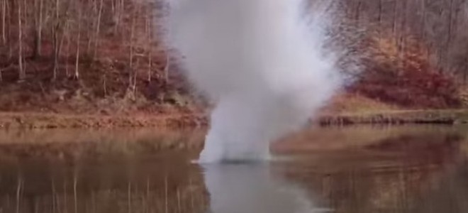 Vidéo : Lancer du sodium dans l’eau d’un étang