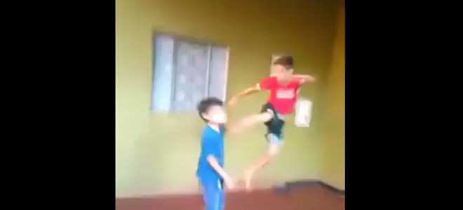Deux enfants se disputent