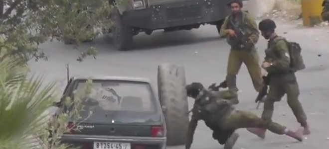 Un soldat Israélien veut stopper un pneu qui roule : fail