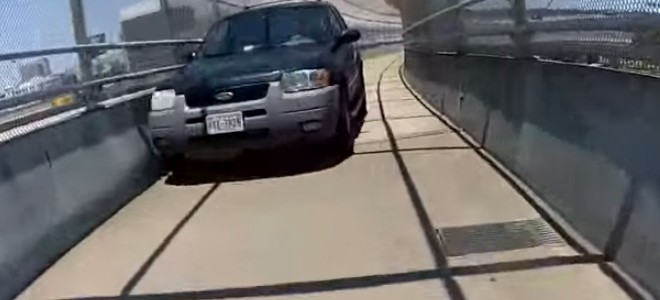 Un chauffard percute un cycliste sur un pont