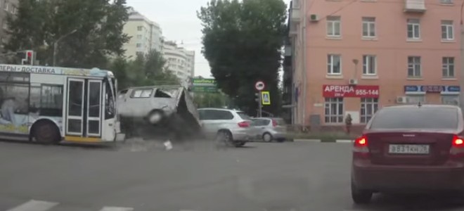 Un automobiliste fou joue aux autos-tamponneuses