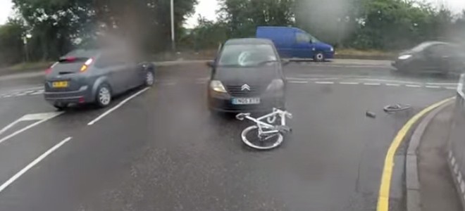 Un cycliste percuté par une voiture retombe sur ses pieds