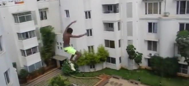 Il saute dans une piscine depuis le 5ème étage d’un immeuble