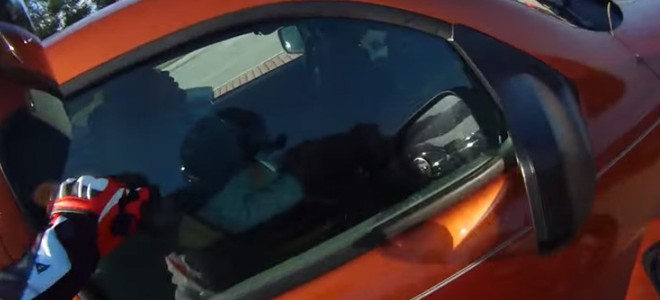 Un conducteur endormi à un feu rouge