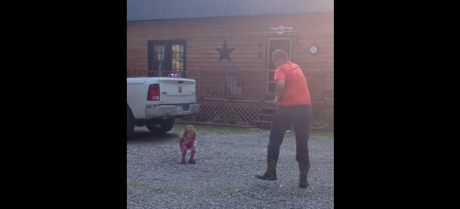 Après le boulot, un papa se lâche et danse avec sa fille