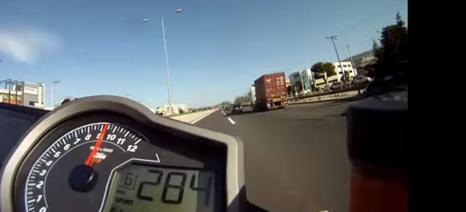 Un motard slalome à 299 km/h sur l’autoroute