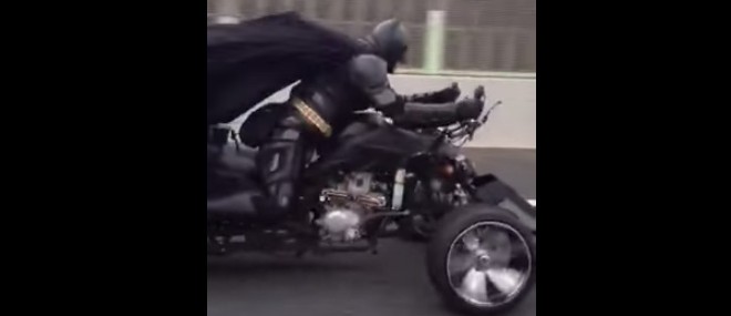 Batman aperçu sur sa moto au Japon