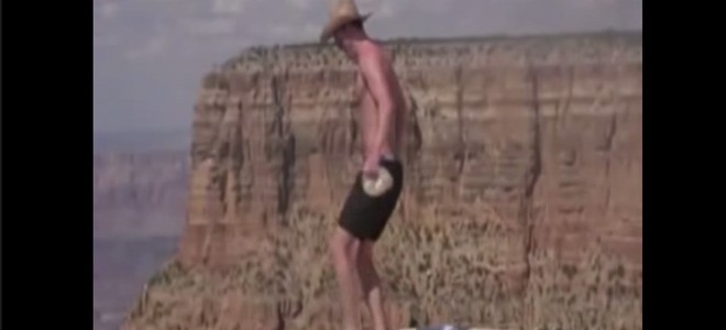 Il balance un écureuil au fond du Grand Canyon