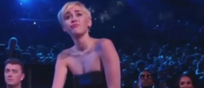 Miley Cyrus envoie un SDF chercher son trophée aux VMA 2014