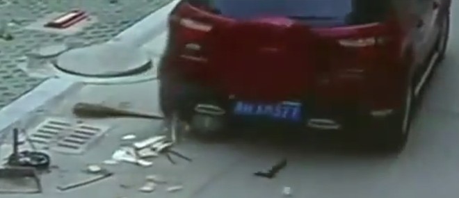 Un enfant chinois se fait rouler dessus par une voiture