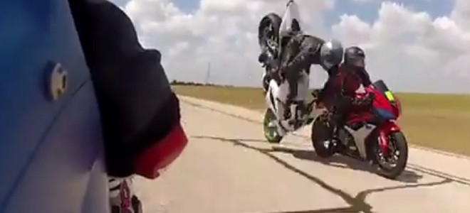 Un motard rate son stoppie et c’est l’accident