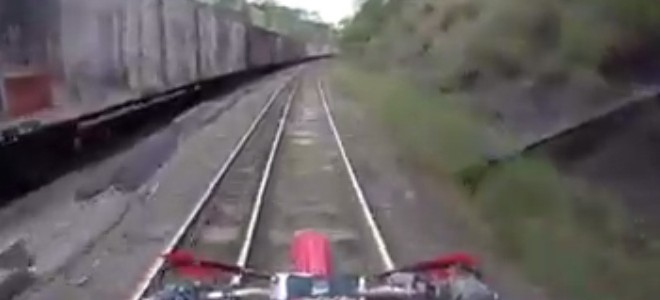Ils font de la moto sur une voie de chemin de fer