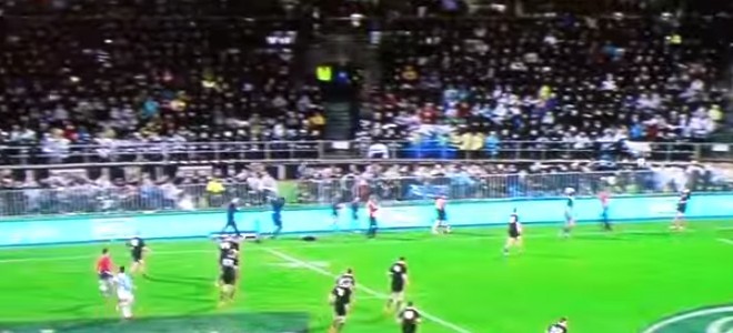 Une femme streaker perturbe un match de rugby