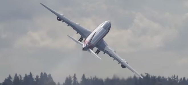 Un Boeing 747-8 fait coucou au décollage